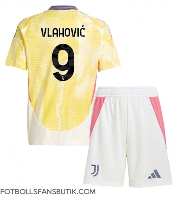 Juventus Dusan Vlahovic #9 Replika Bortatröja Barn 2024-25 Kortärmad (+ Korta byxor)